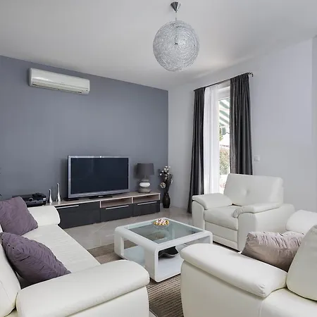 Logan Apartment Kastela