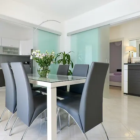 Logan Apartment *